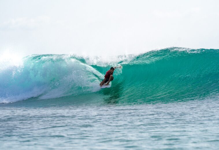 Persaingan Sengit, M. Rizky Putra Aulia Raih Gelar Juara Di Aceh Surfing Competition 2024.